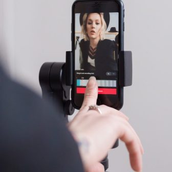 Une créatrice de contenus sur Tiktok