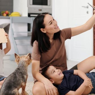maman avec enfant sur tapis